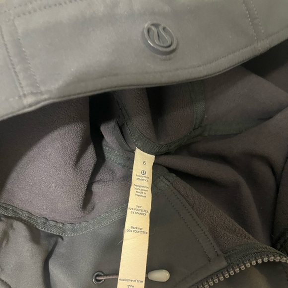 SOLD - size 6 Lulu-Lemon Rain Coat - Picture 4 of 4